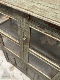 Charmante antieke vitrinekast met originele patina 147708