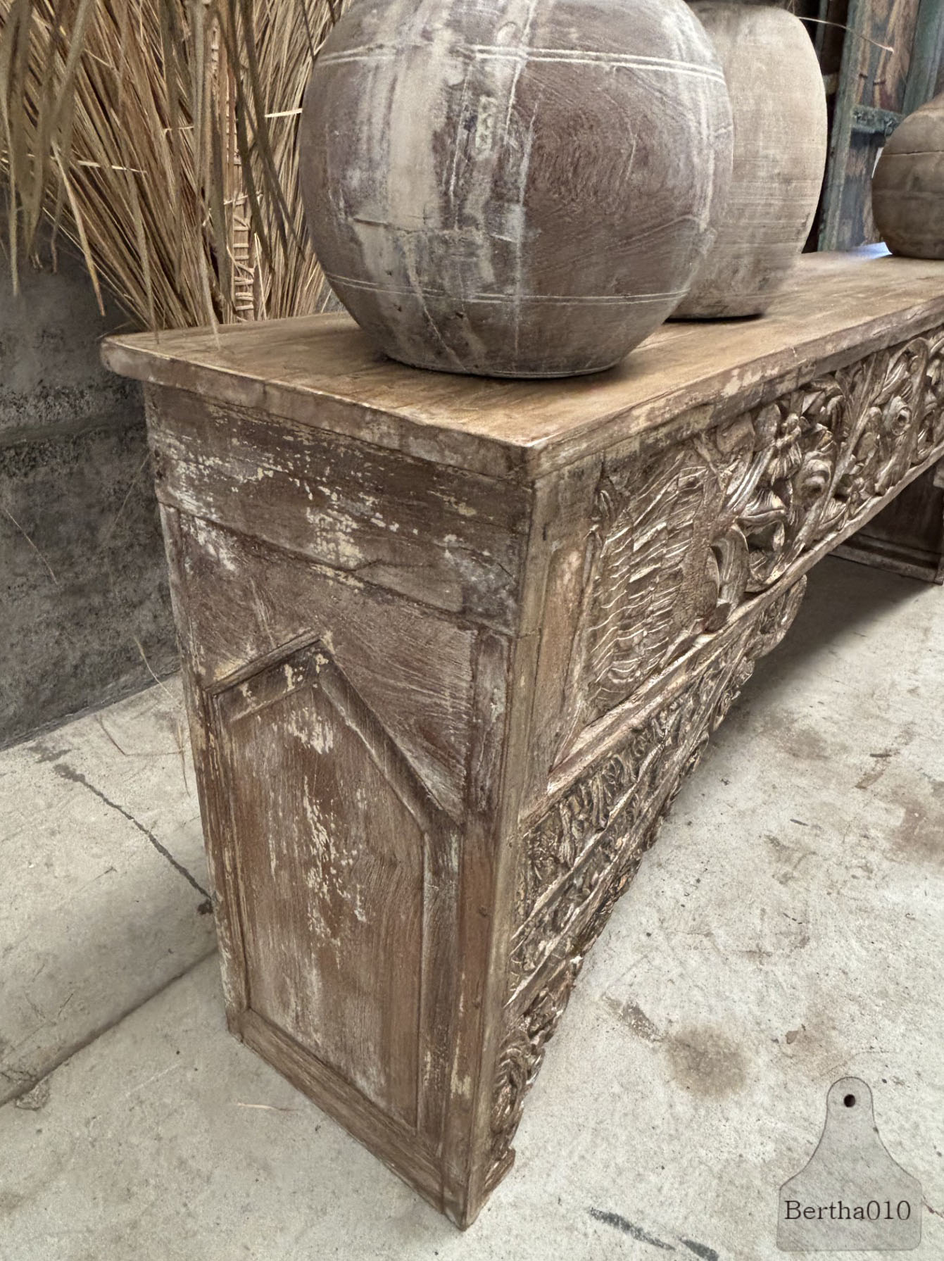 Unieke Oosterse Sidetable eeuwenoud houtsnijwerk met ziel 147409