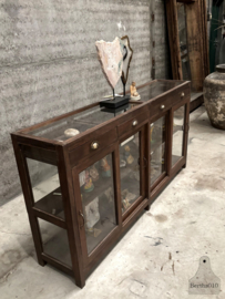 Karaktervolle oude winkeltoonbank  vitrinekast glazen blad jaren 20 40 147863