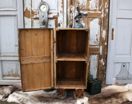 Oude houten kast op wielen (131367) verkocht