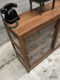 Antieke houten winkeldressoir van glas 147689 verkocht