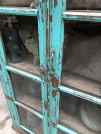 Oude geleefde turquoise vitrinekast (146091)