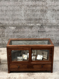 2 antieke winkelvitrine met schuifdeuren en lades 147751