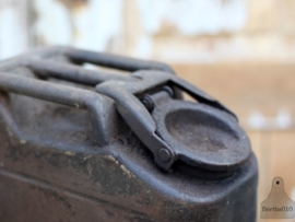 Oude geleefde jerrycan (131387) verkocht