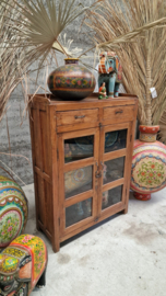 Smal, elegant Engels vitrinekastje met 2 lades en oud gebobbeld Glas 147407