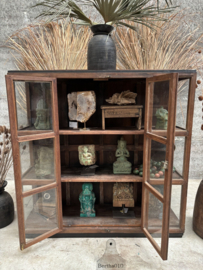 Antieke vitrinekast met rondom glas 148152