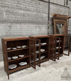 Drie antieke identieke Engelse vitrinekasten 147880 881 882 verkocht