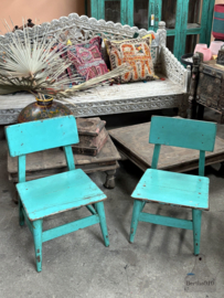 Twee turquoise stoelen kindje (146937)