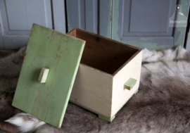 Oude geleefde kist met deksel (131124) verkocht