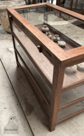 Antieke vitrinekast museumstuk in topkwaliteit 147859