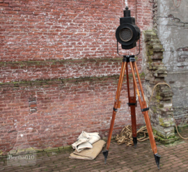 Oude theaterlamp op houten statief (132668)..verkocht