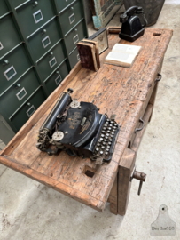 Oude werkbank uit timmermanschool 156 cm lengte 147793 verkocht