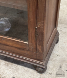 Karaktervolle vitrine uit antieke winkelinrichting 147848 verkocht
