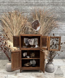 Houten vitrinekast met ronde hoeken en karaktervolle details 147750