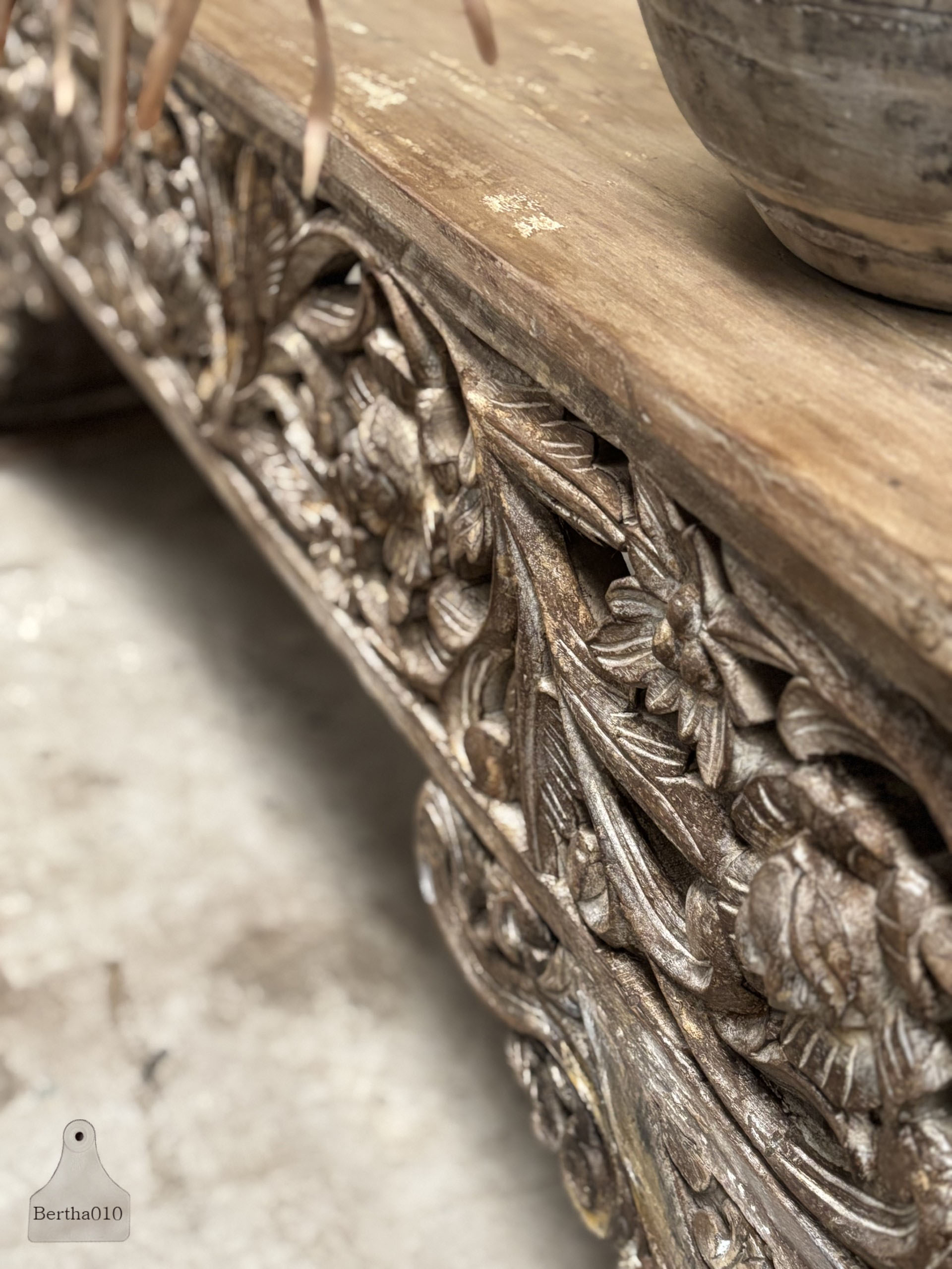 Unieke Oosterse Sidetable eeuwenoud houtsnijwerk met ziel 147409