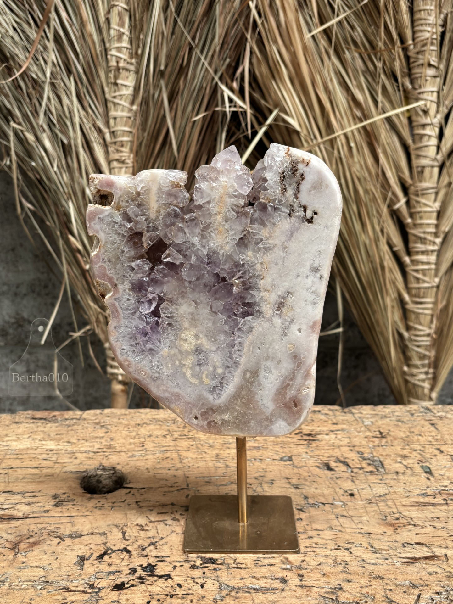 Roze amethist op gouden standaard 147389b  hoogte 30 cm