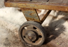 Oude trolley op wielen (132882)...verkocht