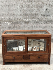 2 antieke winkelvitrine met schuifdeuren en lades 147751