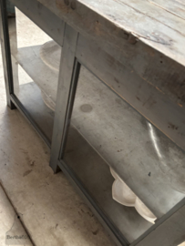 Oude werkbank uit naaiatelier glazen vitrine keukeneiland 147823