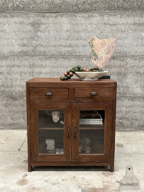 Unieke vitrine met oud gebobbeld glas, twee lades en aan 3 zijdes glas 147663