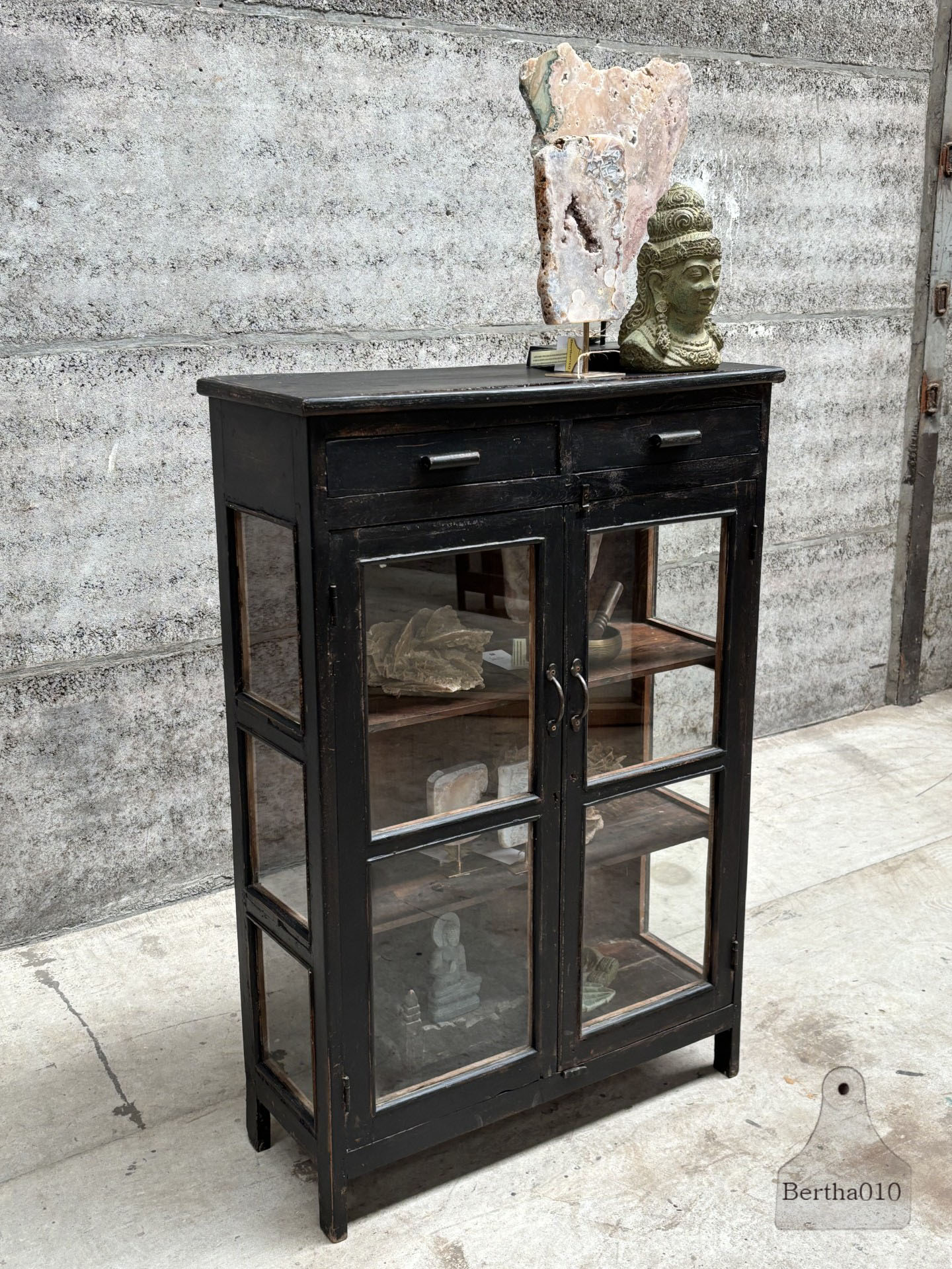 Smalle houten vitrinekast uit de jaren 1920-30  (147455)