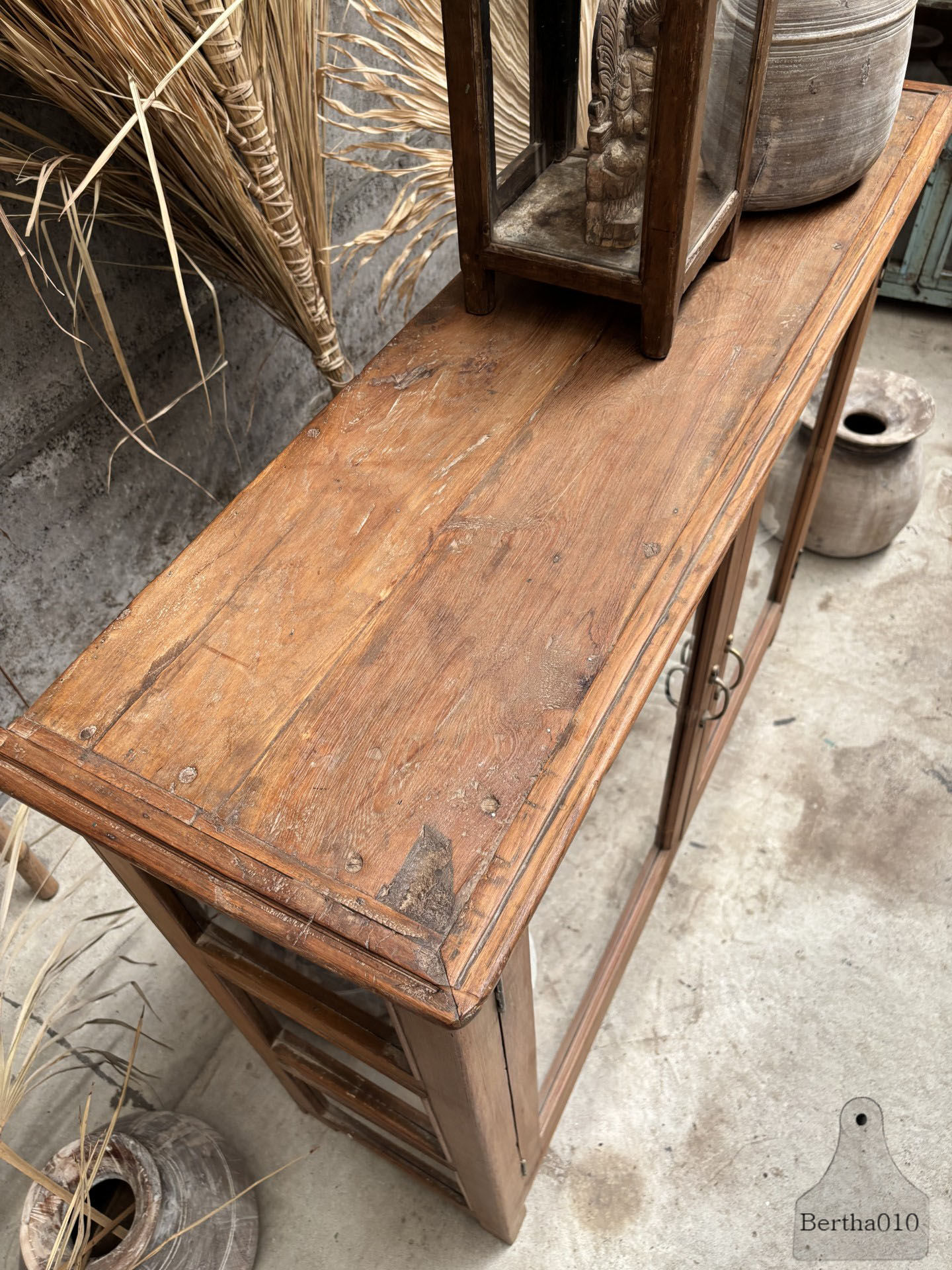 Oude Engelse vitrinekast met pootjes 147421