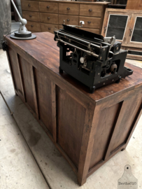 Charmante antieke vitrinedressoir met geschiedenis 147779