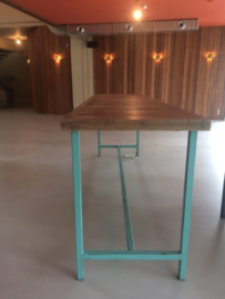 Hoge tafel turquoise met oud houten blad