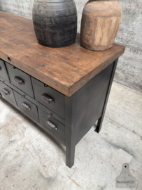 Stoer industrieel kookeiland dressoir uit oud Frans atelier 148033