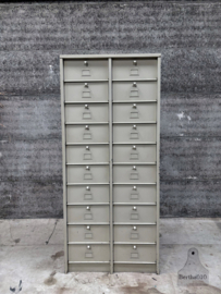 Oude kleppenkast beige/zacht grijs Strafor 20 kleppen (147137) verkocht