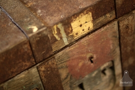 Oude kist ijzer op wielen (132151)..verkocht
