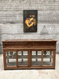 Prachtige originele antieke winkel- of museumvitrine rondom glas 147855 lengte 182 cm