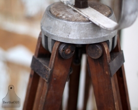 Oude theaterlamp op authentieke houten statief (131517) verkocht