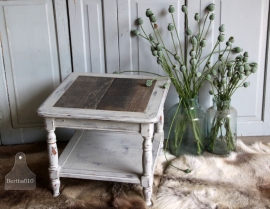 Tafeltje met blad van oud houten planken (131165)..verkocht