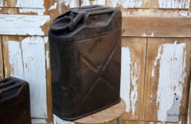 Oude geleefde jerrycan (131387) verkocht