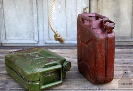 Oude geleefde jerrycan (131792)..verkocht