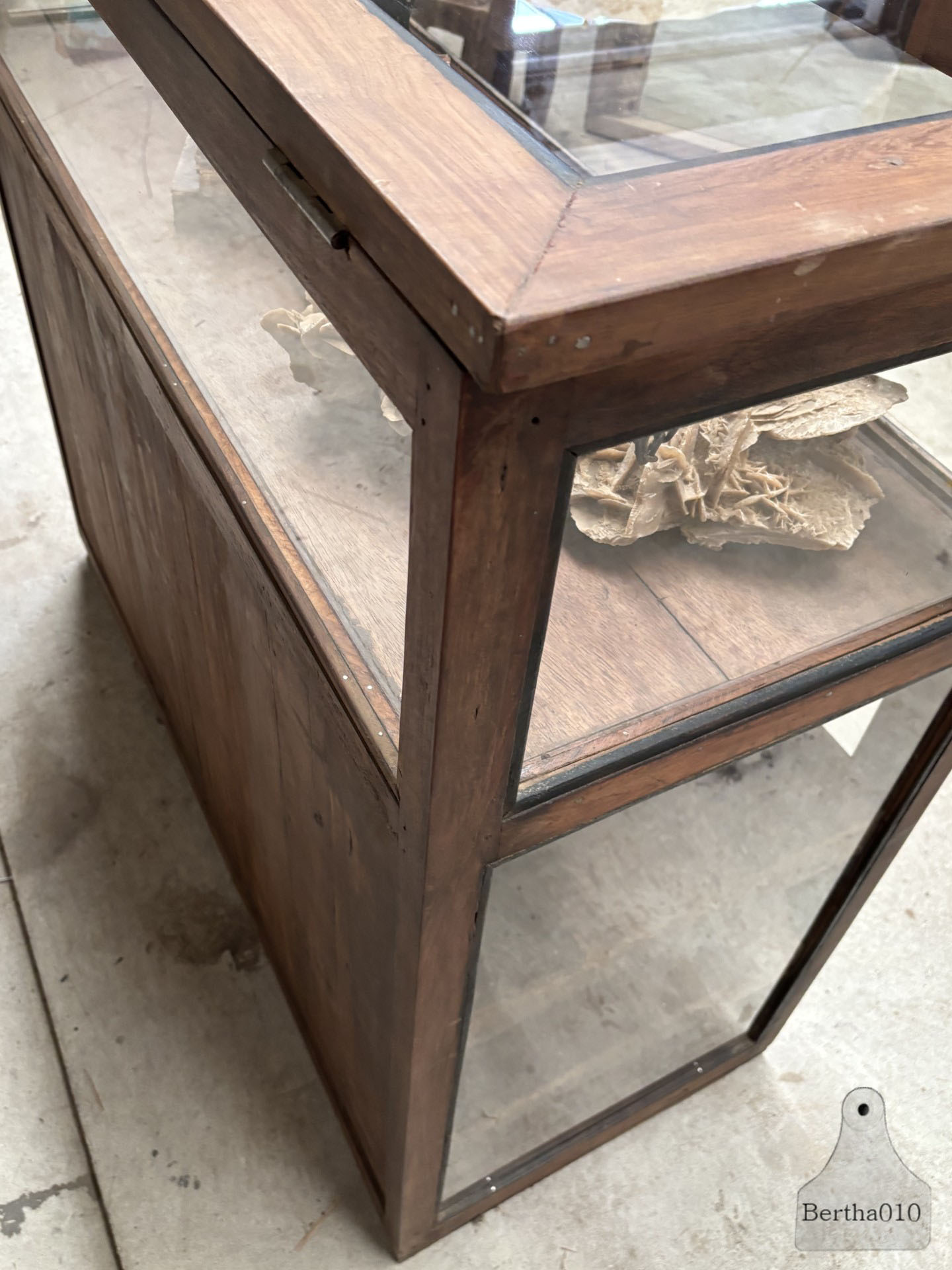 Prachtig antiek dressoir vitrine  museumstuk uit de jaren 30 147453
