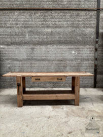 Lange oude eiken werkbank uit Frans atelier 147957 lengte 240 cm