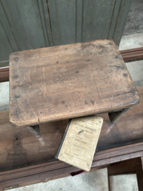 Antieke houten schoolbankjes  80 tot 100 jaar oud 148168