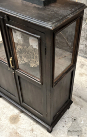 Oud Vitrinekastje, smal, Gebobbeld Glas, Zwart met Mooie Patina 147426