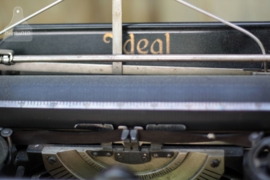 Oude typemachine (133623)............verkocht