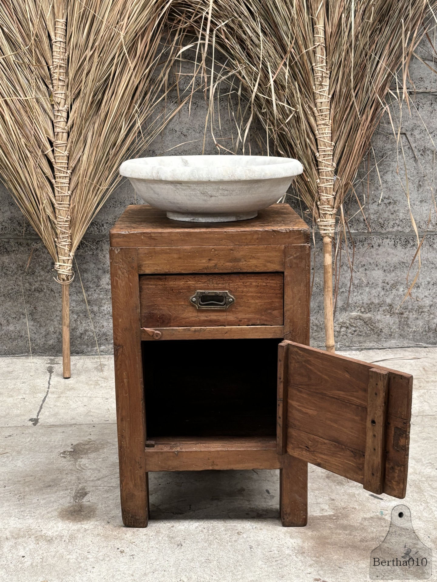 Antiek robuust houten kastje functioneel tijdloos design 147461