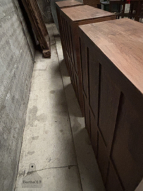 Drie antieke identieke Engelse vitrinekasten 147880 881 882 verkocht