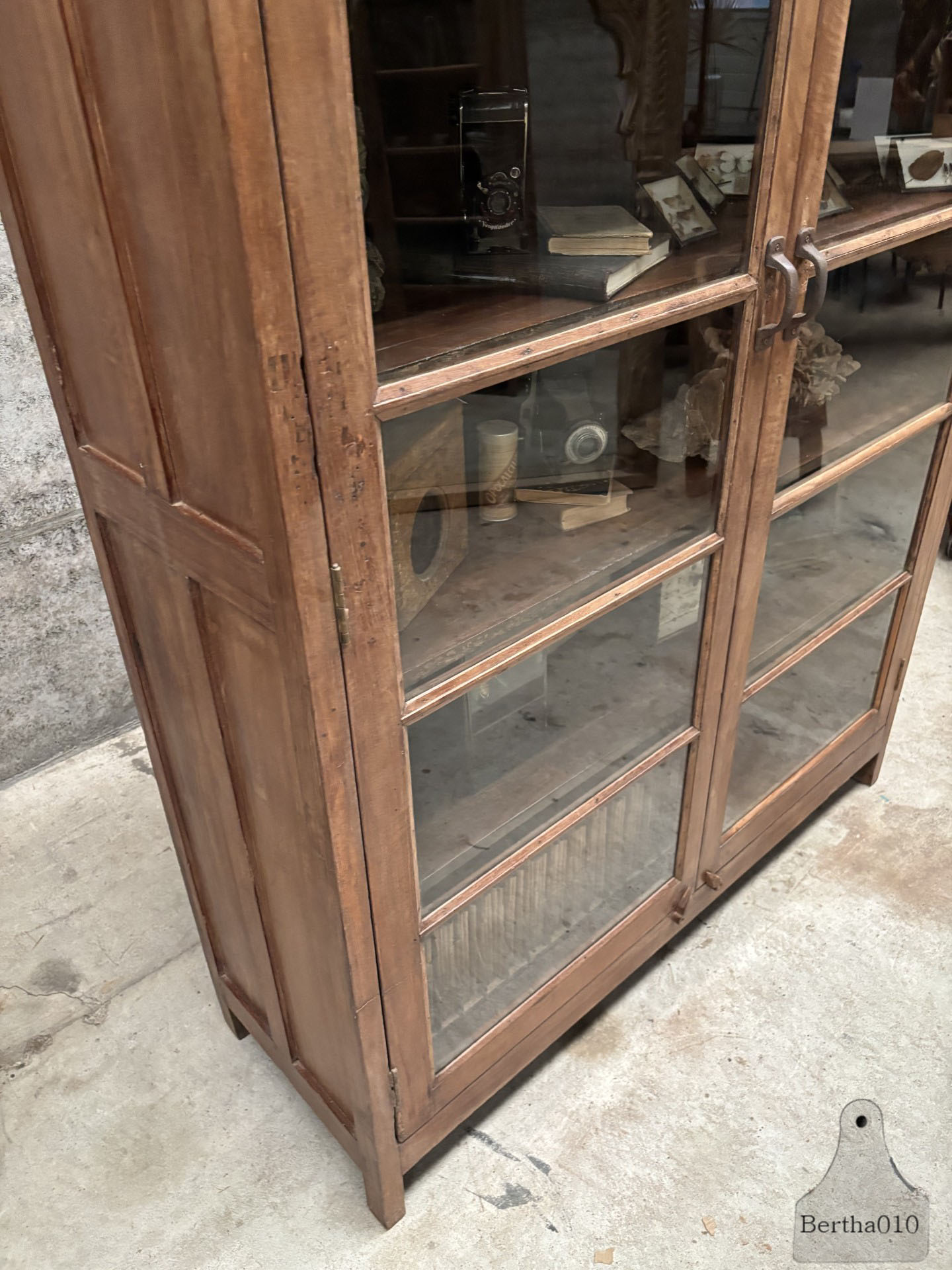 Oude hoge vitrine functionalisme met een vleugje Art Deco 147403