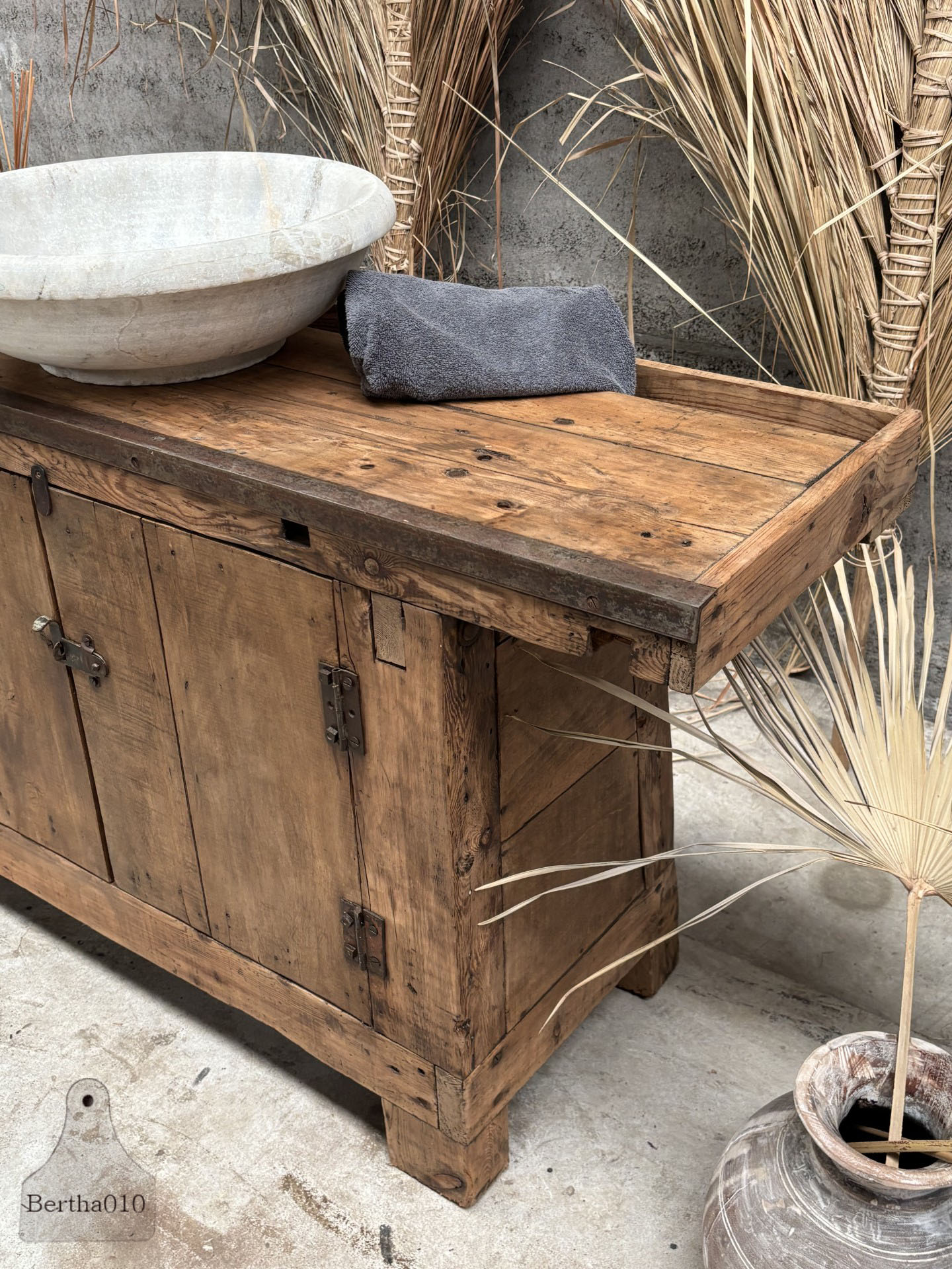 Oude Franse werkbank compact met deurtjes 147614