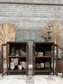 Twee dezelfde jaren 30 40 vitrinekasten met originele details en karakter 148086 148096