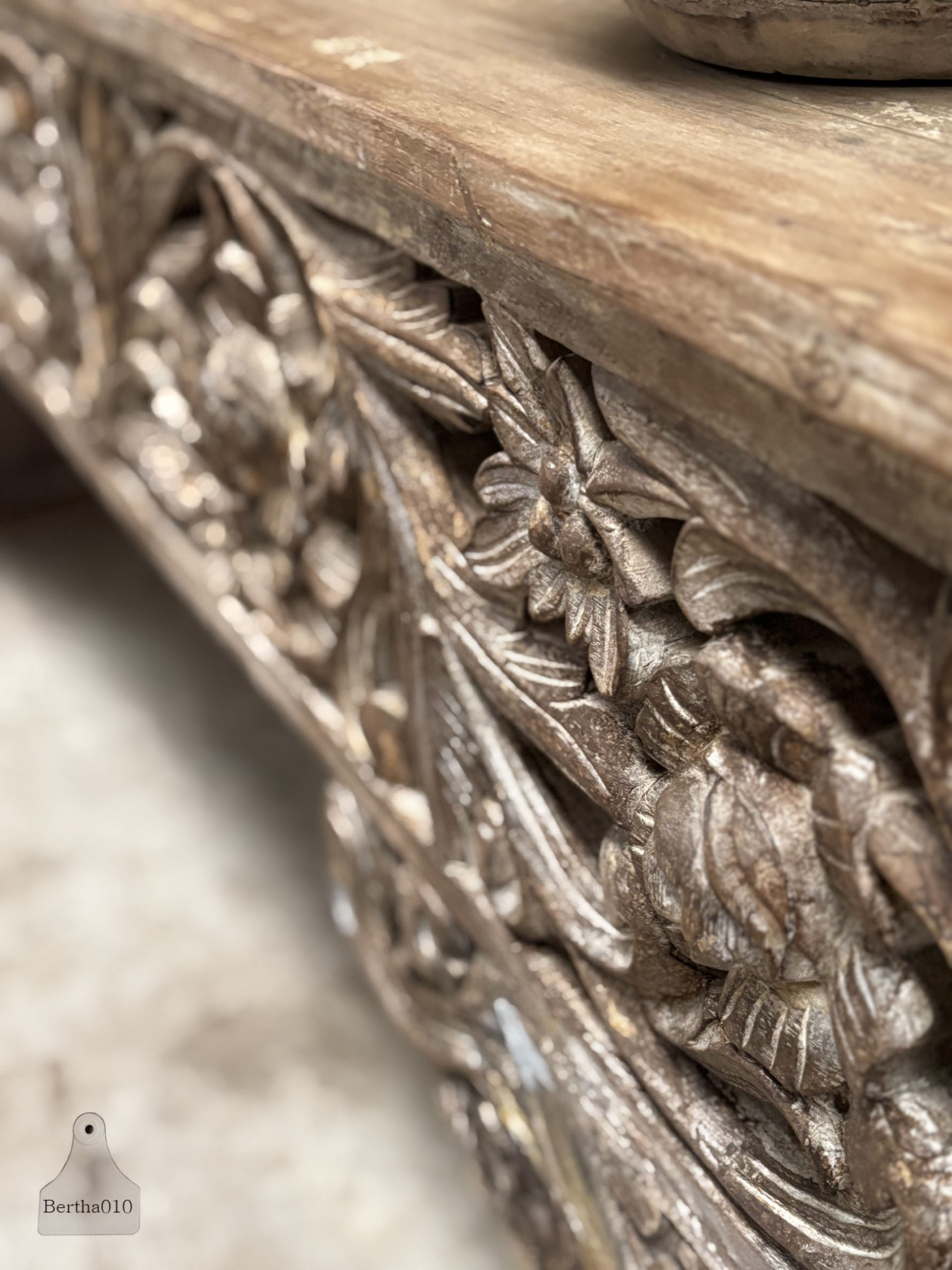 Unieke Oosterse Sidetable eeuwenoud houtsnijwerk met ziel 147409