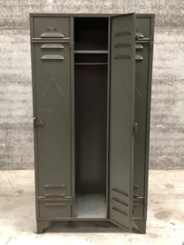Oude locker 3-deurs (145997)