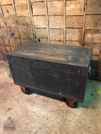 Oude geleefde kist (138541) verkocht