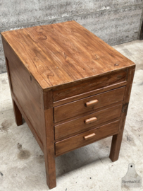 Oud houten keukenblok op hoge poten  jaren 20 30 147775